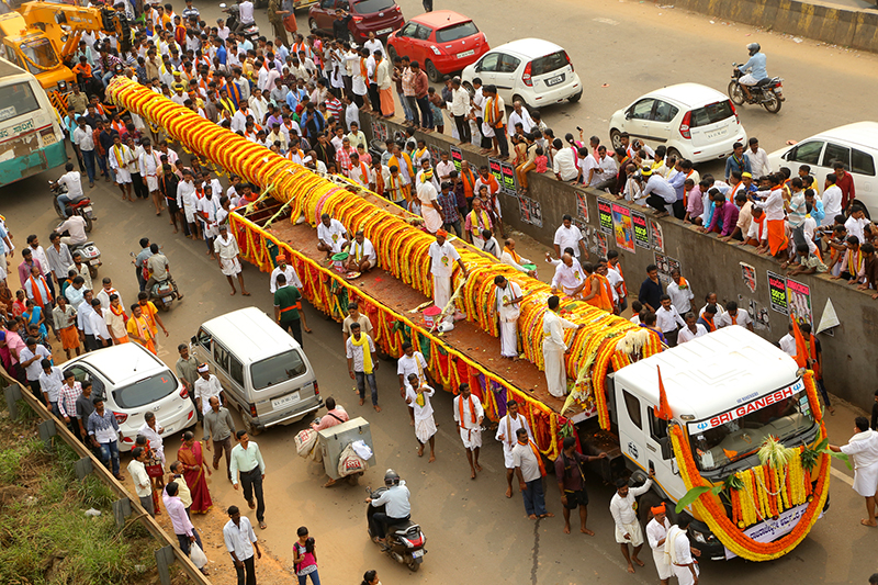 ಮೆರವಣಿಗೆಯ ಮೂಲಕ ನೂತನ ಧ್ವಜ ಸ್ತಂಭ ಸಮರ್ಪನೆ